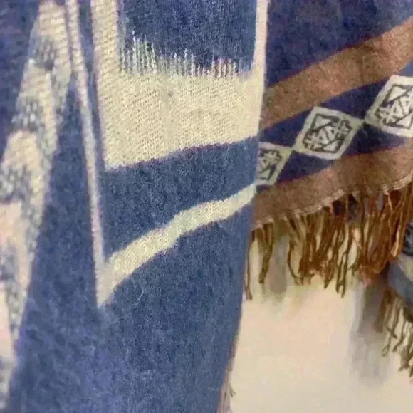 Mudd blue and tan Aztec shawl one size western cowgirlcore cowgirl * shedding - Picture 5 of 9
